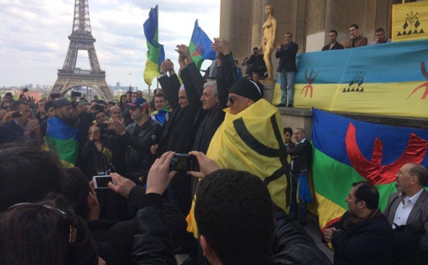 Union sacrée de la Kabylie, du M'zab, des Aurès et du Rif sur le Parvis des droits de l'homme à Paris