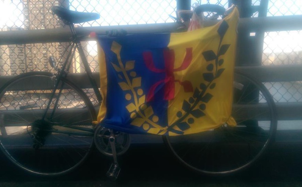 New York : le jeune Salem Aomari brandit le drapeau kabyle sur le Queensboro Bridge