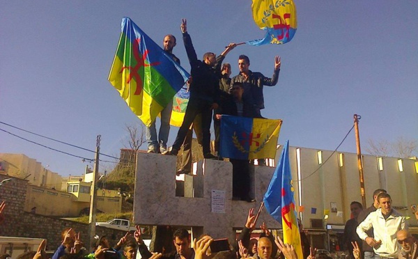 At-IRATEN / Meeting du MAK, marche et lever du drapeau national kabyle (VIDEO)