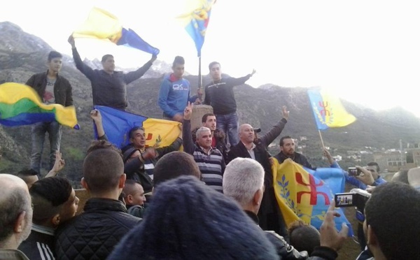 Meeting du MAK suivi du lever du drapeau national Kabyle  à Agwni Ggeghran (vidéo)