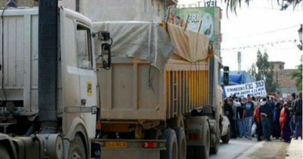 Tizi-Ouzou : Les travailleurs de Leader Meuble de Taboukert ont fermé la route  ferment la route au niveau de Châayeb. 