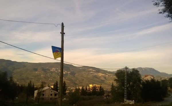 Vgayet : Le drapeau Kabyle hissé à Akabiou a été retiré par des suppôts du pouvoir algérien