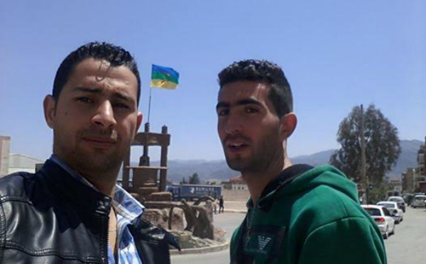Tazmalt : le maire Smaïl Mira arrache le drapeau Amazigh
