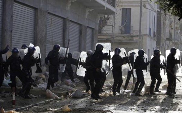Risque d'émeutes à At-Dwala : La police algérienne matraque les citoyens kabyles